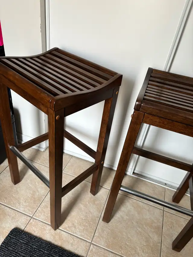 Set of Two Wooden Bar Stools in Chairs & Recliners in Oakville / Halton Region - Image 4