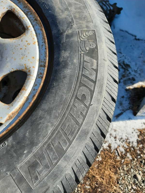 4 235 75 R15 Michelin ON 6 BOLT TOYOTA RIMS in Tires & Rims in Whitehorse - Image 2