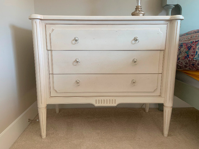 Ethan Allen Bedside Table - Excellent Condition! in Dressers & Wardrobes in Delta/Surrey/Langley - Image 2