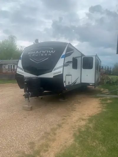Excellent trailer, barely used or towed. Equipped with solar panels, vent covers, electric jacks.Upg...