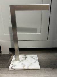 Freestanding countertop towel holder