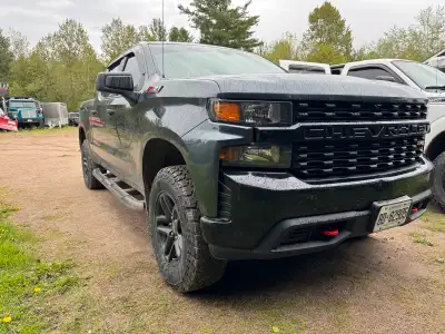 2020 trail boss custom 5.3L under 100,000km crew cab 5’5” bed, 4x4,seats 6 people, everything works...