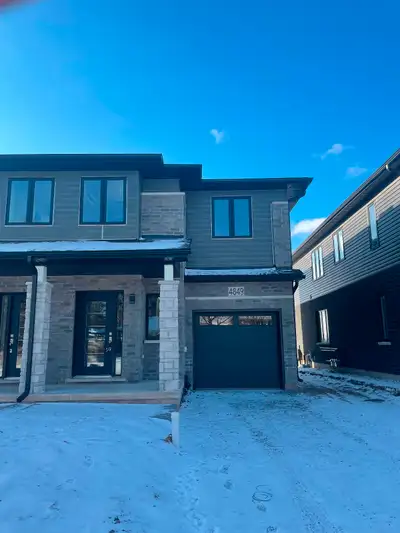 Regular Bedroom Available for Rent In Niagara Falls