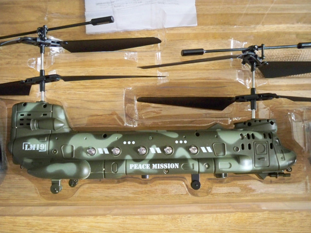 READY TO FLY TANDEM 8- BLADE RC HELICOPTER in Hobbies & Crafts in Winnipeg
