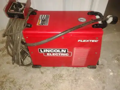 This Lincoln Flextec 450 is an all-in-one welder designed for a variety of welding processes, offeri...