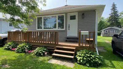 All season cottage, fully renovated and furnished in Wainfleet available for rent. Features 3 bedroo...