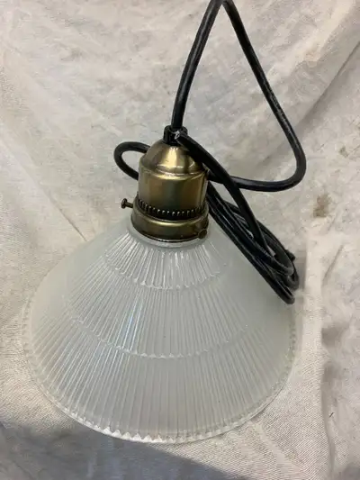 2 luminaire suspendu ,1 plafonnier neuf  20$ chaque, View more