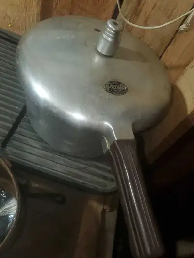 This vintage Presto Pressure Cooker Model 406 is a reliable kitchen workhorse that has served many m...