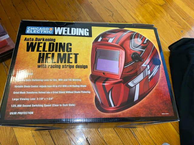 Chicago Electric Auto-Darkening Welding Helmet dans Autre  à Ville de Toronto