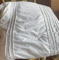 QUEEN SIZE COMFORTER AND SHAMS