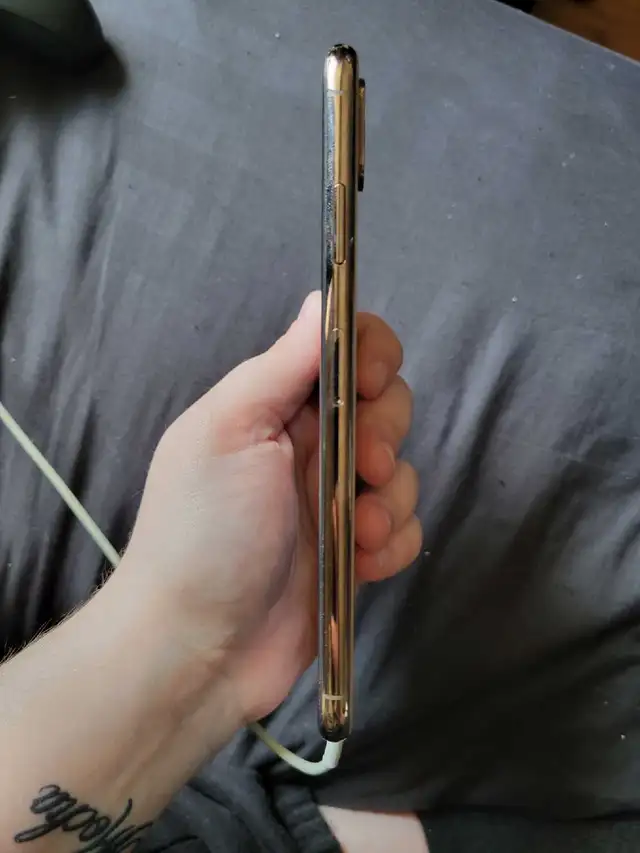 iPhone XS Max in Cell Phones in Kingston - Image 6