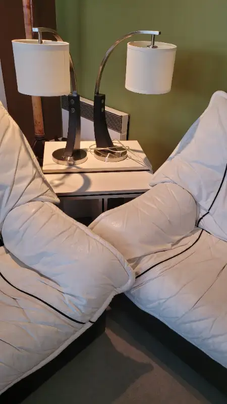 Causeuse tout cuir italien, vintage in Couches & Futons in Trois-Rivières - Image 3