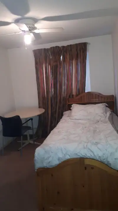 ROOM AVAILABLE IMMEDIATELY SCARBORO WORKING MALE OR F/T STUDENT