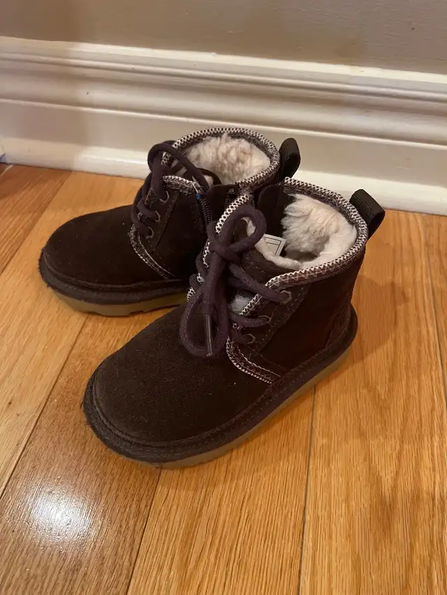Ugg Neumel boots toddler size 8 in Kids & Youth in Markham / York Region - Image 3