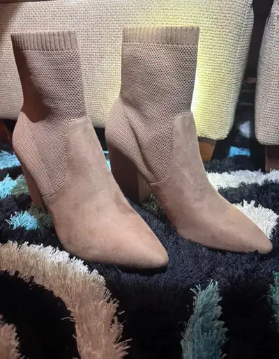 Woman’s Boots Size 8, View more