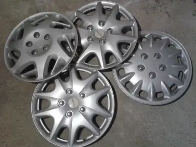 Quatre enjoliveurs, dont deux Michelin, 36 cm de diamètre. Bon état. Probablement Nissan Altima.
