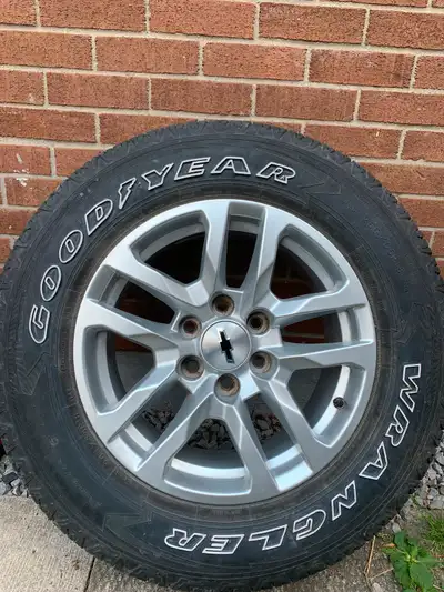 Silverado Only One rim with 18” inch tire size 265/65/18 Clean no scratch.