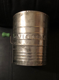  Vintage Victor 5 cup flour sifter in working condition