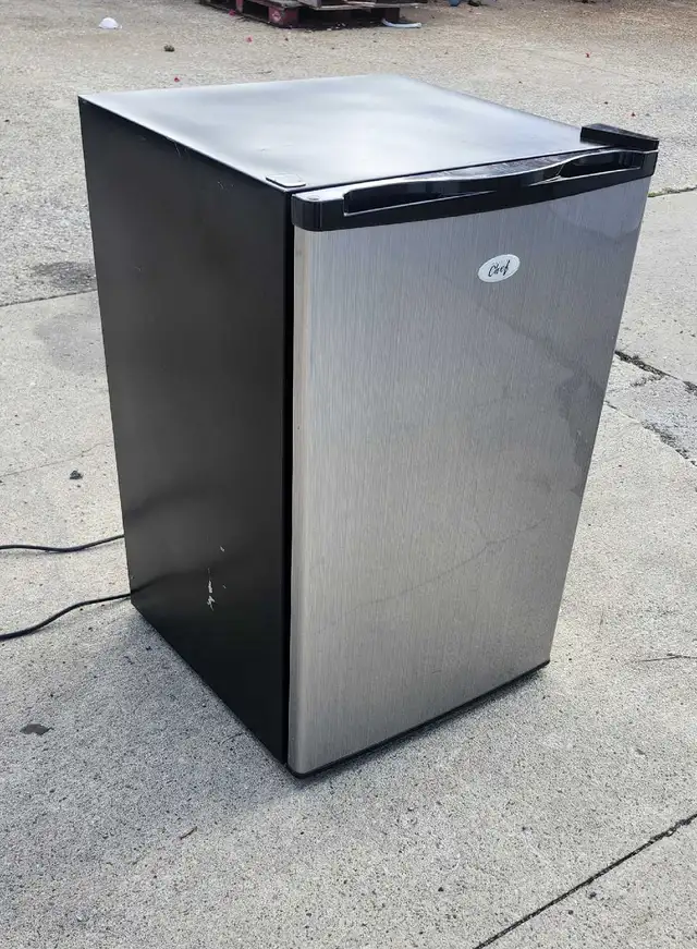 Small fridge chef (w20"/d22"/ h32"). in Refrigerators in Mississauga / Peel Region - Image 4