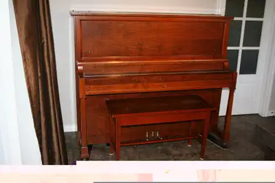 Piano Willis propre et en bon état., View more