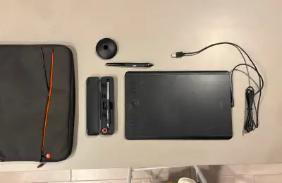 Wacom Intuos Pro Digital Drawing Tablet (2017 Model) – Excellent Condition Wacom Intuos Pro, a profe...