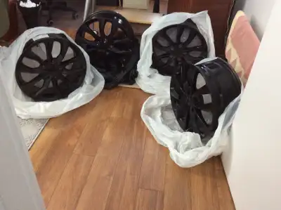 4 Mags noir lustré, juste 1 hiver de fait, très propre comme neuf. diamètre 17x7.5, 5 boulons 114.3....
