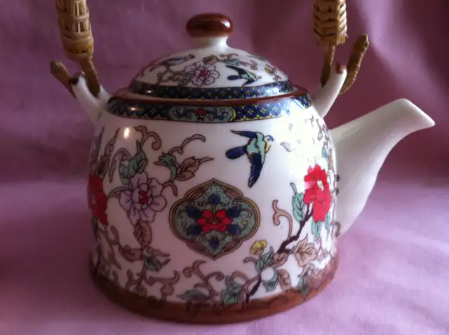 VINTAGE AISAN TEA POT AND CUP in Arts & Collectibles in Barrie - Image 7
