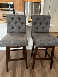 2 swivel bar stools - like new condition