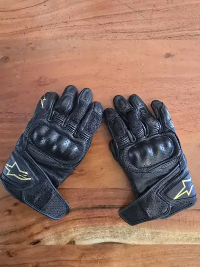 Gloves have been worn like 10 times and are still in brand new condition drspite being almost 6 year...