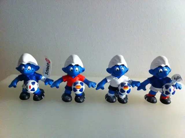 Smurfs - New 2003 Complete of UEFA Euro Footballers63234988802307129