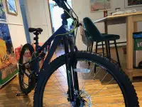 Vélo - Double suspension - Freins à disque - Comme neuf !