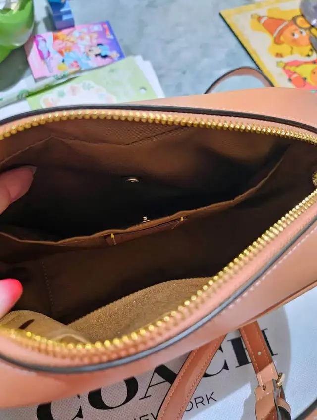 Coach Jamie Camera Bag with Shell Print in Bags & Luggage in Mississauga / Peel Region - Image 5