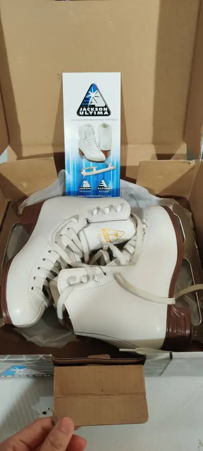Gently used skates. In original box Still sharp. Few scratches. Good for learning to skate till star...