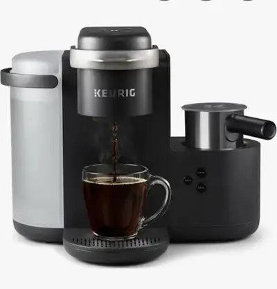 Brew your perfect cup with this Keurig K-Cafe coffee maker! This coffee maker has a built-in milk fr...