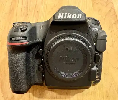 Nikon D850 – Boîtier plein format (FX) Appareil photo reflex professionnel Nikon D850 en très bon ét...