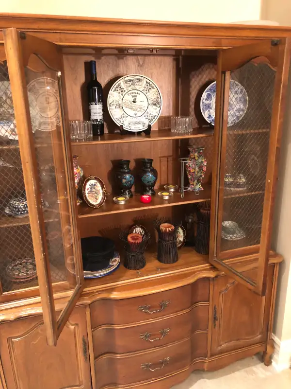 Antique wood dresser/cabinet in Bookcases & Shelving Units in Oakville / Halton Region - Image 3
