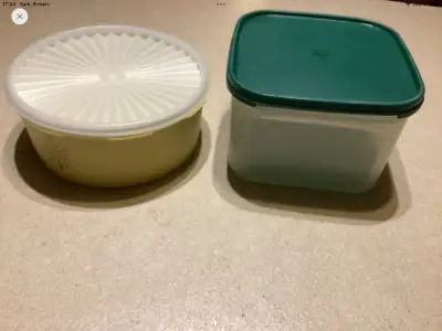 Plat rond contient 7 tasses Tupperware Plat carré contient 11 tasses Tupperware En excellent état le...