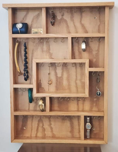 Vous désirez un magnifique rangement en chêne verni pour vos bijoux. Vous pouvez le mettre sur un me...