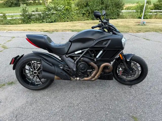 2016 Ducati Diavel Dark in Sport Bikes in Trenton - Image 2