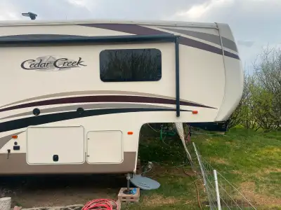 Really nice unit loaded Built in vacuum Solar panel Inverter Hydraulic jacks and slides Real leather...