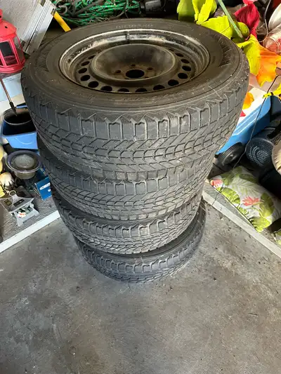 235 / 65 / 17 5x114.3 ,, off 2014 ford edge ,, tires are so so ,, rims in good shape .. phone 902 56...