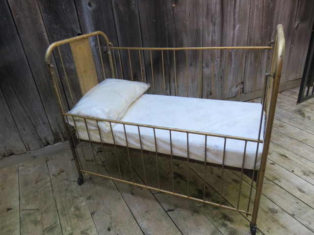 Vintage Metal Baby Crib in Arts & Collectibles in Oakville / Halton Region - Image 4