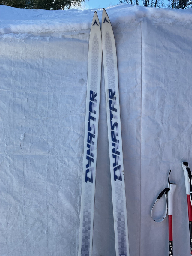 Ensemble de skis de fond 3pins complet vintage dans Ski  à Trois-Rivières - Image 2