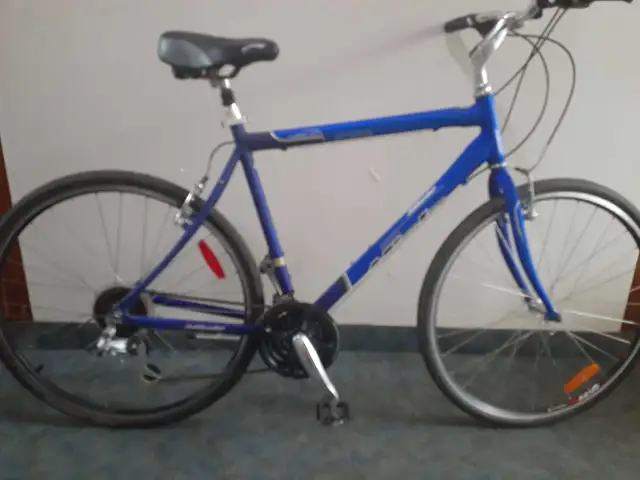 Miele Umbria 400 Bike in Mountain in Kingston - Image 2