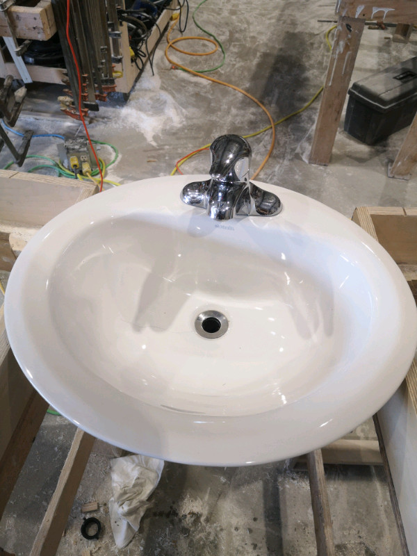 Porcelain bathroom sink in Plumbing, Sinks, Toilets & Showers in Brantford