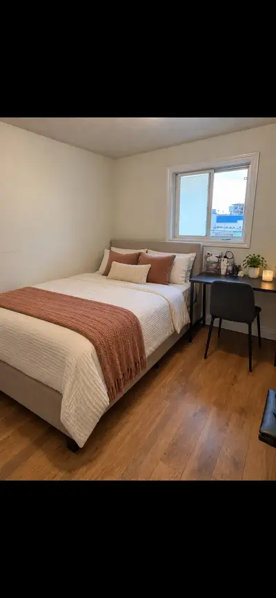 One bedroom in a 2 Bedroom Apartment in Wyse road, Dartmouth for female Move in - November 1 $863 /m...
