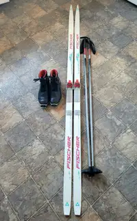 Cross Country Ski set - Womens 7.5-8 or 8-8.5 / Mens 6.5 - 7.5