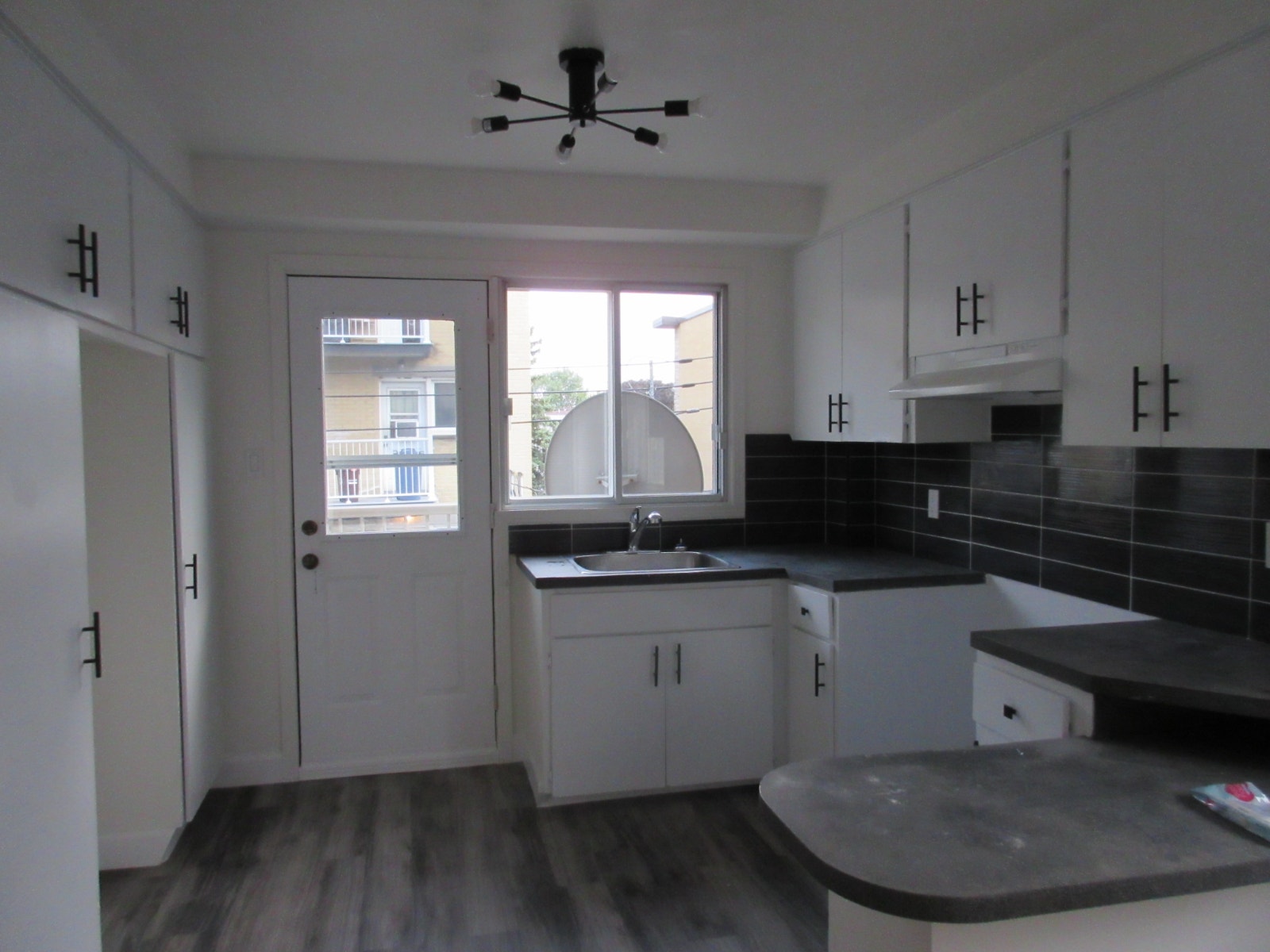 Anjou 4 ½, Parc de Talcy, situé au 2 ième étage 1700$/mo — photo 2