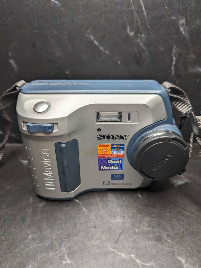 MVC FD 100 Sony Camera in Cameras & Camcorders in Brantford - Image 3