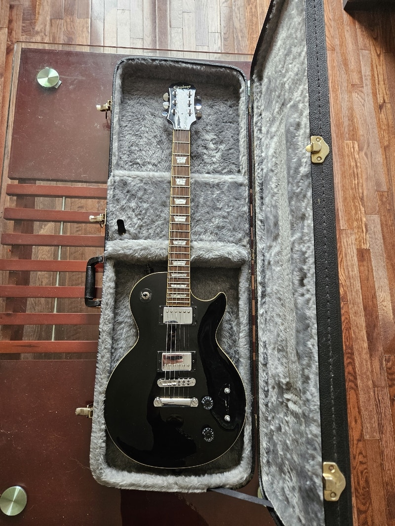Les Paul Guitar in need of some TLC Guitars Napanee Kijiji